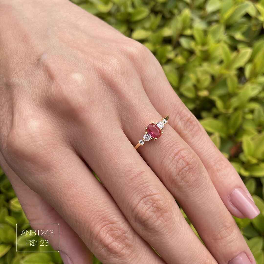 Anel Oval Ruby Cravejado Cristal Dourado